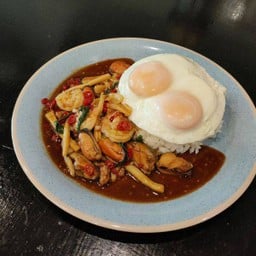 ข้าวกะเพราทะเลไข่ดาวแฝด