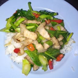 ข้าวราดคะน้าสามชั้น