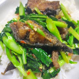 ข้าวคะน้าปลาดุกทอด