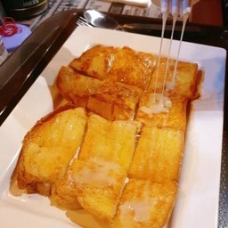 ชะนีอกไข่ดาว