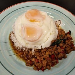 ข้าวกะเพราไข่ดาวแฝด