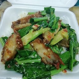 ข้าวคะน้าหมูกรอบ