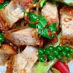 ผัดฉ่าหมูกรอบ ราดข้าว
