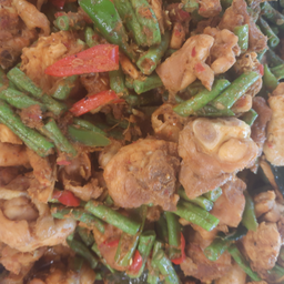 ผัดพริกแกงไก่ถั่วฝักยาว