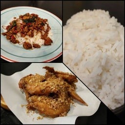 ข้าวกะเพราหมูสับ+ปีกไก่ทอด 4 ชิ้น+ข้าวสวย