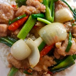 หมูนุ่มผัดพริกสดราดข้าว