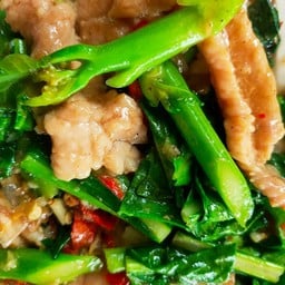 คะน้าหมูนุ่มราดข้าว