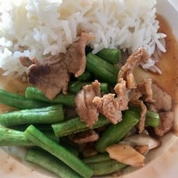 ผัดถั่วฝักยาว ใส่หมูสามชั้น ราดข้าว