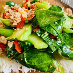 คะน้าหมูสับ ราดข้าว