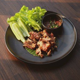 เสริฟเนื้อย่างสองส่วน คือ ส้วนเสือร้องไห้และส่วนเนื้อร่องซีโครง เสริฟพร้อมน้ำจิ้