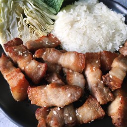 ข้าวหมูสามชั้นทอดน้ำปลา