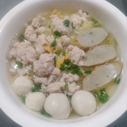 ก๋วยเตี๋ยวลูกชิ้นรวม
