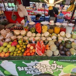 ผู้ชายขายน้ำ.....ตลาดหน้ากองสลาก