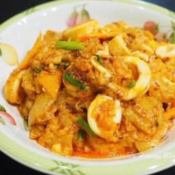 ปลาหมึกผัดไข่เค็มราดข้าว