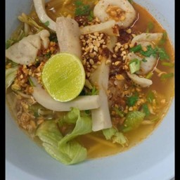 ก๋วยเตี๋ยวรวมปลาต้มยำน้ำใส