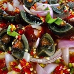 ยำไข่เยี่ยวม้าใส่หมูสับหรือปลากรอบ