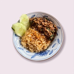 กระเทียมราดเส้น