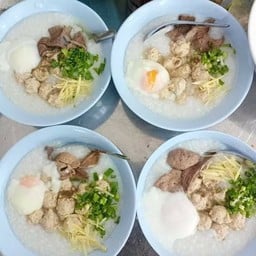 โจ๊กหมูเริงร่าหน้ามณีแก้ว