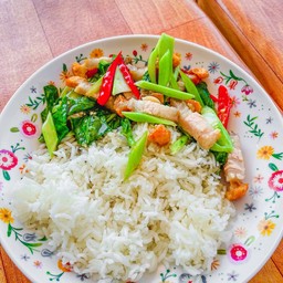 ข้าวคะน้าหมูกรอบ