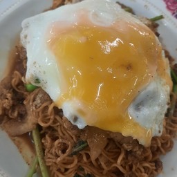 ผัดซีอิ๊วมาม่าไข่เยิ้ม