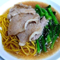 ราดหน้าหมู เส้นหมี่เหลือง