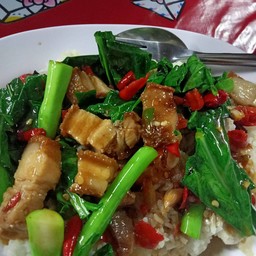 คะน้าหมูกรอบจาน