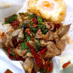 ข้าวกะเพราเครื่องในไก่