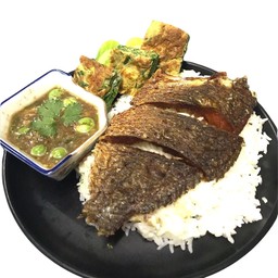 ชุดข้าวปลานิลแกะ น้ำพริกกระปิจัดจ้าน +ไข่ชะอม พร้อมผักสด