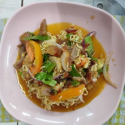 ยำมาม่าคอหมูย่าง