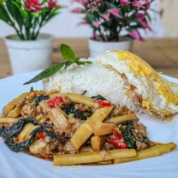 กระเพราหน่อไม้หมูสับ, ไก่