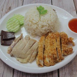 ข้าวมันไก่ 2 อย่าง ไก่ต้มและไก่ทอด