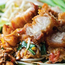 ผัดไทยหมูกรอบ