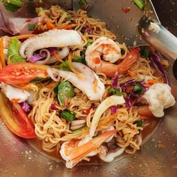 ยำมาม่า ปลาหมึก รวมมิตรทะเล