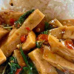 ผัดกะเพราหมูยอ ราดข้าว