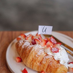 Croissant cream stawberry