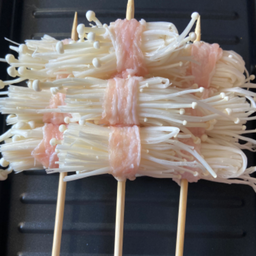 เบคอนพันเห็ดเข็มทอง