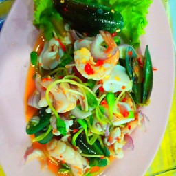ยำทะเลต้นอ่อนทานตะวัน