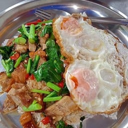 คะน้าหมูกรอบถาด