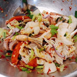 ยำมาม่า หมูสับ หมูยออุบลแท้