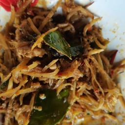 ผัดเผ็ดมะละกอใส่หมูราดข้าว