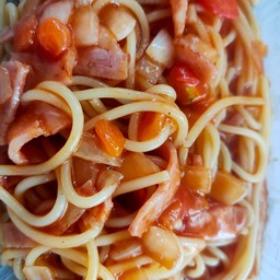 สปาเก็ตตี้ผัดซอสมะเขือเทศเบคอน