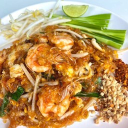 ผัดไทยกุ้งสด สุกี้น้ำ-แห้ง ก๋วยเตี๋ยวคั่วไก่ byฟินลิ้น