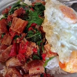 กะเพราหมูกรอบถาด