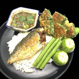 ชุดข้าวปลาทูน้ำพริกกระปิจัดจ้าน +ไข่ชะอม ผักสด