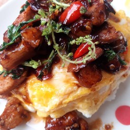 ข้าวไข่นุ่มหน้ากระเพรา