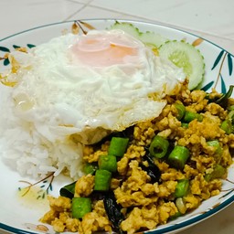 ข้าวผัดเขียวหวานไก่สับ