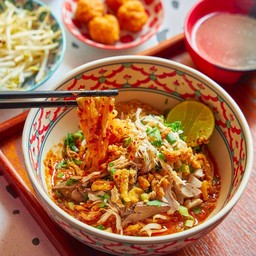 ก๋วยเตี๋ยวไก่ฉีกต้มยำน้ำข้น