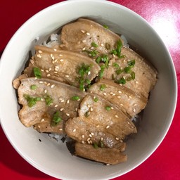 ข้าวหน้าสามชั้นสไลซ์ย่างเกลือหิมาลายัน