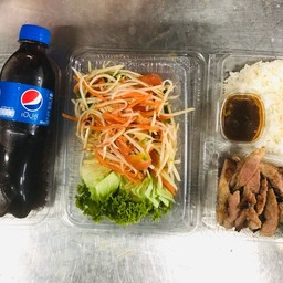 ข้าว+หมูย่าง+ส้มตำไทยหรือส้มตำปูปลาร้า+เป็ปซี่