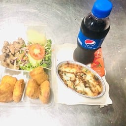 สเต็กหมู+นักเก๊ต+ผักโขมอบชีส+เป็ปซี่